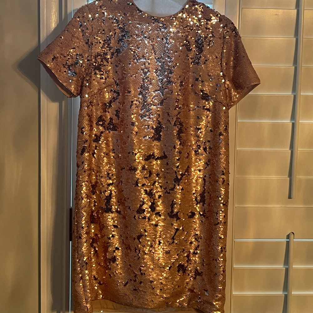 This is a full sequence rose gold colored dress. It is in wonderful condition!!!